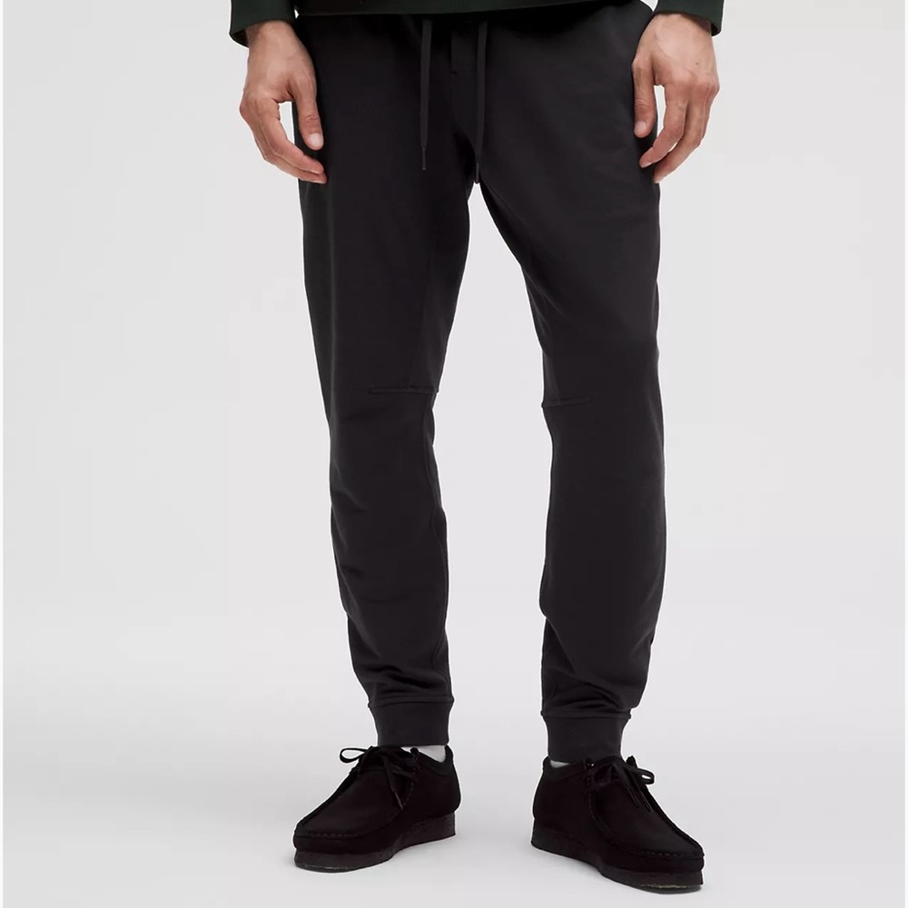 Men’s black city sweat lululemon size medium. GREAT CONDITION. COMFORTABLE!